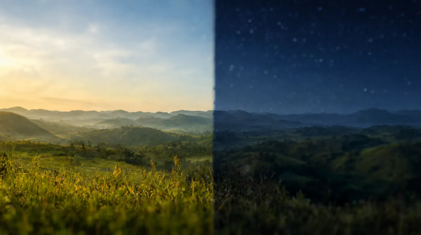 Un mismo paisaje de colinas partido en dos: a la izquierda con la luz del día y a la derecha bajo el cielo estrellado de la noche